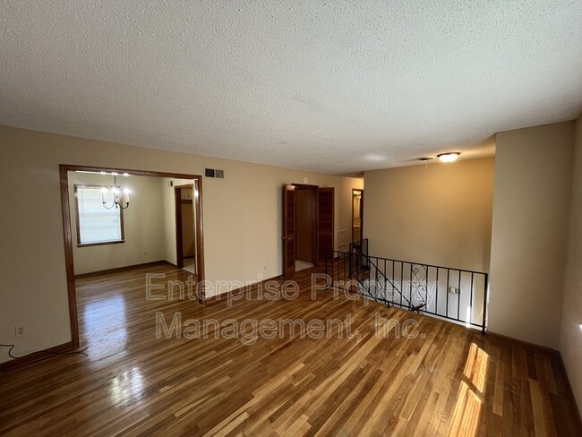 Building Photo - 3539 Glenshaw Dr