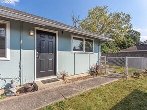 Building Photo - Bright Interior with Generous Bedroom Space – Includes Washer and Dryer
