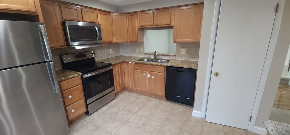 Building Photo - 7886 Marioak Dr