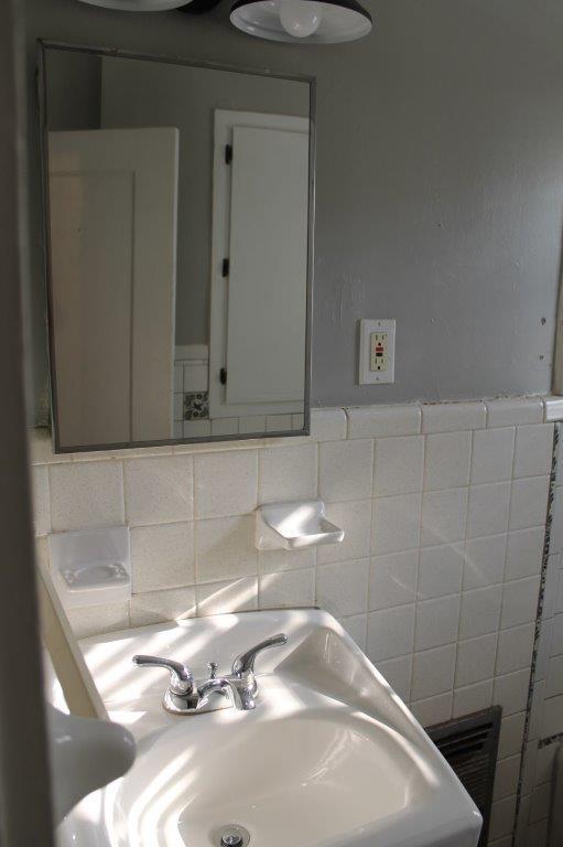 Building Photo - 927 S Flood Ave