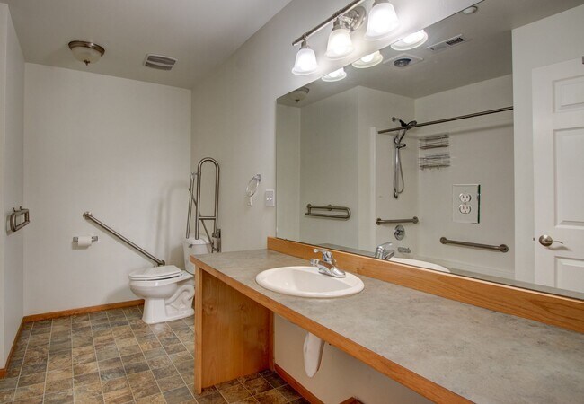 Building Photo - Spacious 2 Bed 2 Bath Condo with Private Balcony