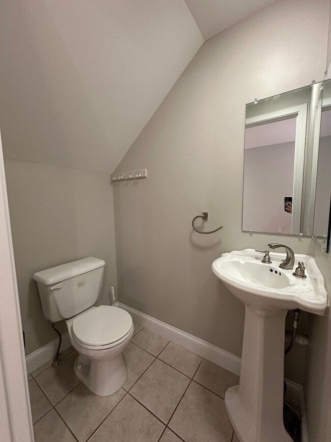 Building Photo - Beautiful Townhouse in NEW NORTH END Burlington 3BD/4BA