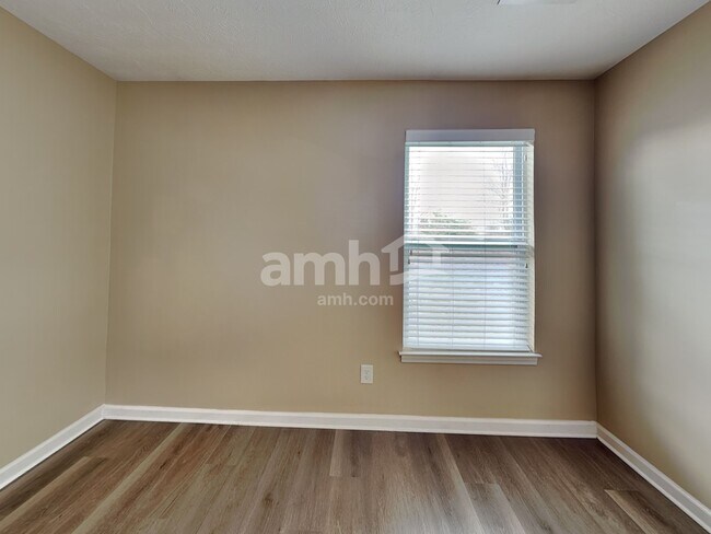 Building Photo - 1075 Savannah Ave