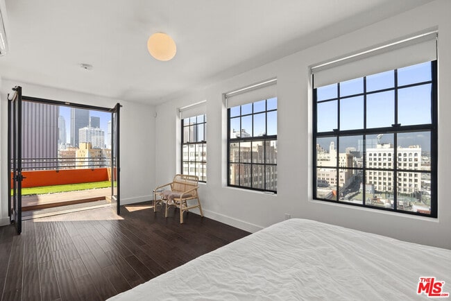 Building Photo - 746 S Los Angeles St