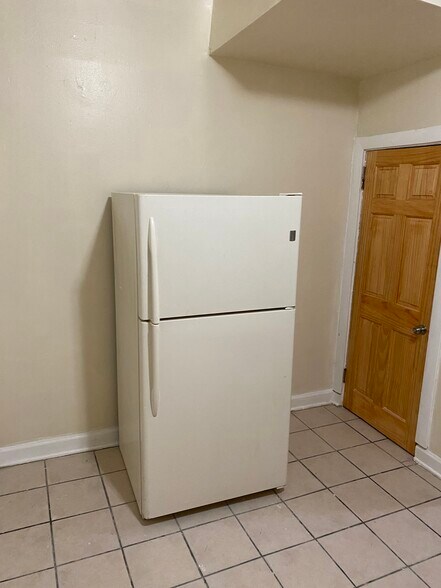 Fisrt Flor Kitchen - 5643 S Green St