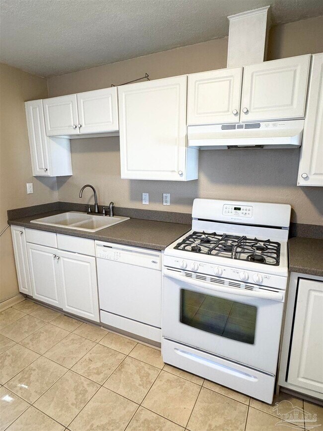 Building Photo - 1010 Hawthorn Dr