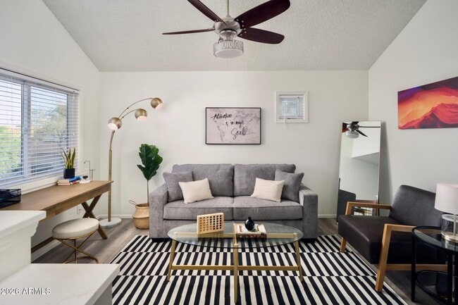 Building Photo - 322 E Bluebell Ln