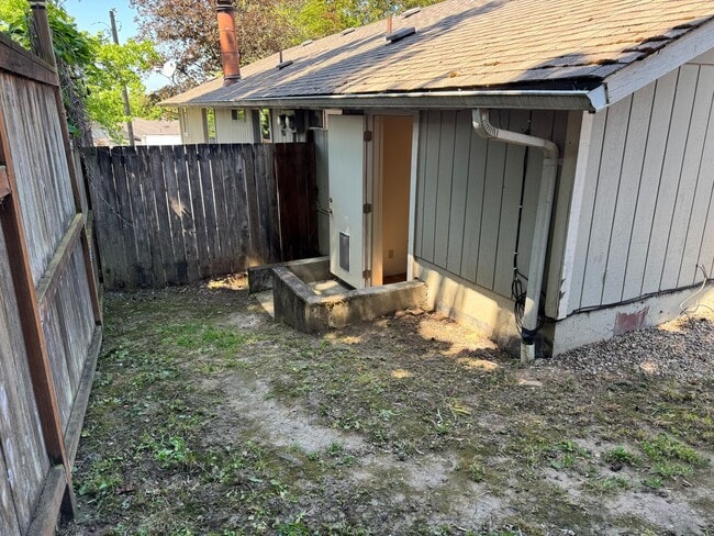 Building Photo - Charming 2-bedroom, 1-bath duplex in Springfield, OR