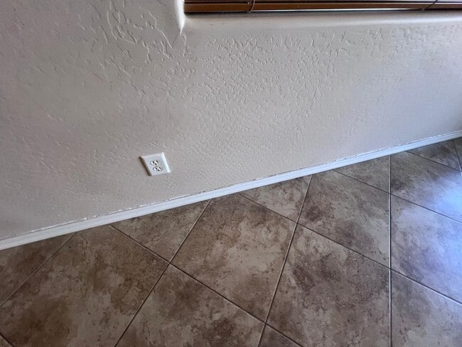 Building Photo - 898 E Del Rio St