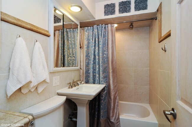 Building Photo - 2113 W Cuyler Ave