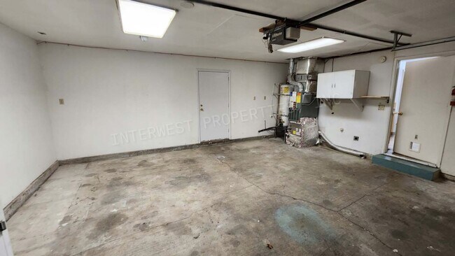 Building Photo - *1/2 OFF 1ST MONTH'S RENT* 3 Bed 2 Bath Beaverton Home with big backyard, storage shed, A/C and f...
