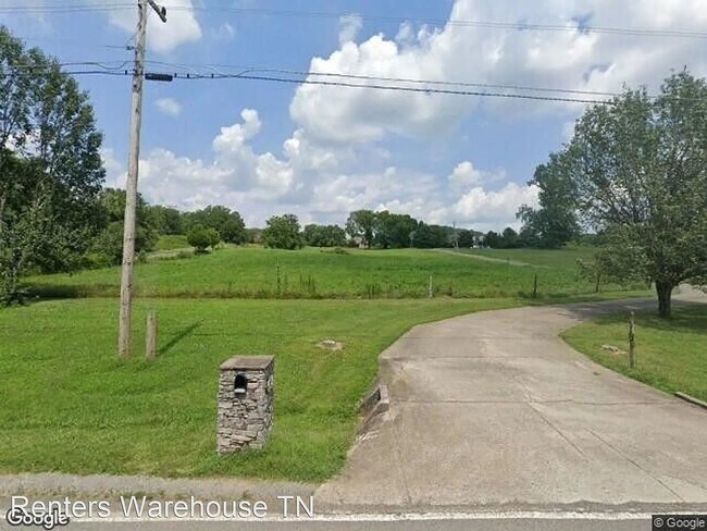 Building Photo - 3 bed/3bth with pool and garage. Country l...