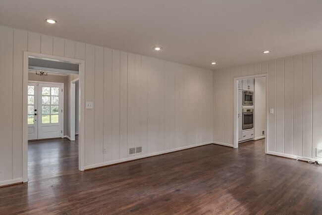 Building Photo - 4601 Club Cir NE