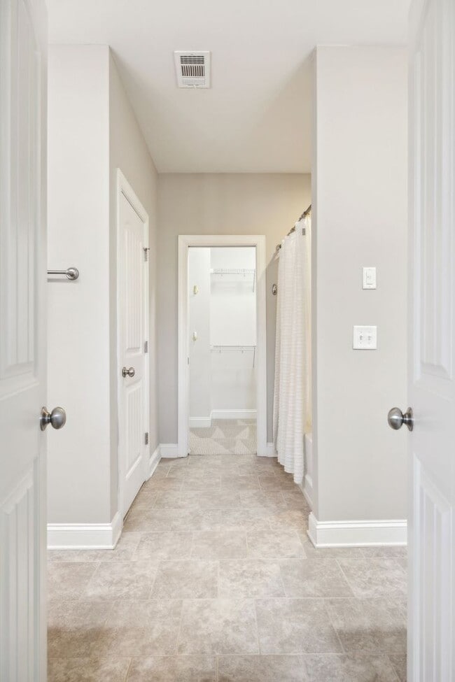 Building Photo - 3 BR/2.5 BA Luxury Townhome