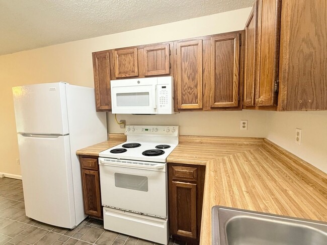 Building Photo - Spacious Triplex - Water Included