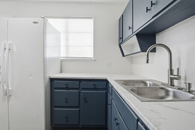 Building Photo - 846 Marilyn St