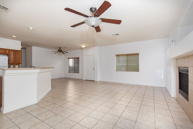 Building Photo - SW 3 br townhome with 2 car garage