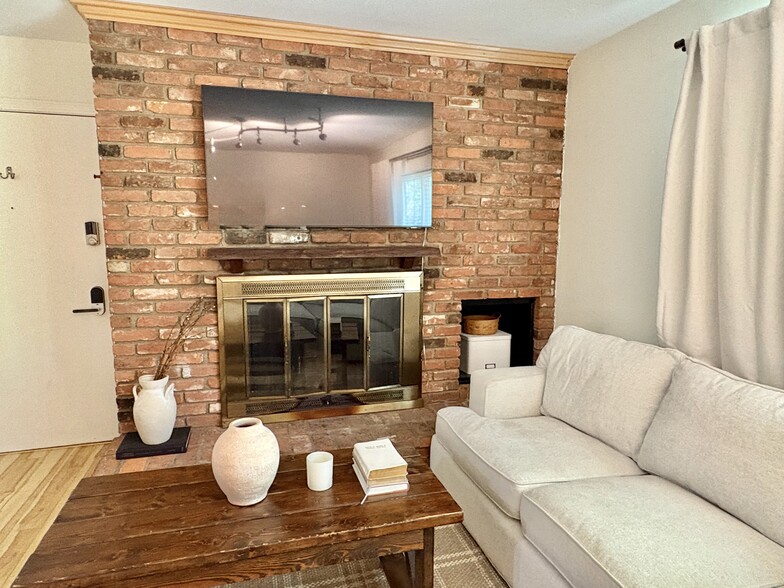 Building Photo - 6910 Carriage Hill Dr