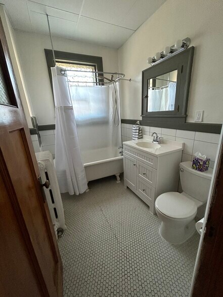 Tiled bthrm w/claw foot tub - 417 2nd Ave SE
