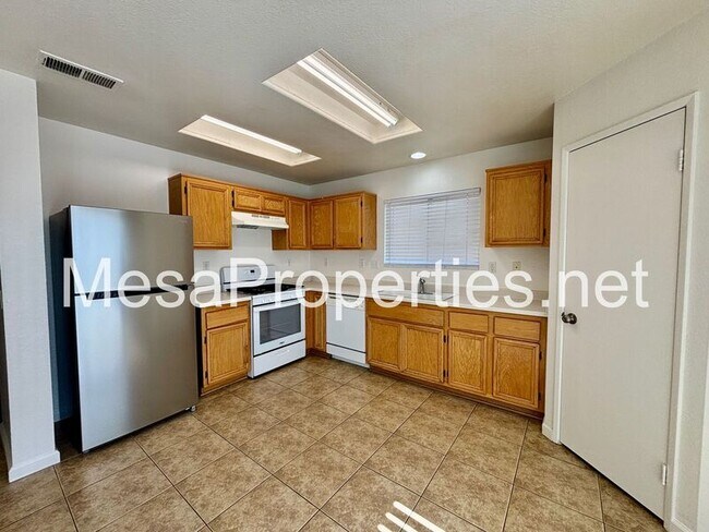 Building Photo - 13539 Merry Oaks St