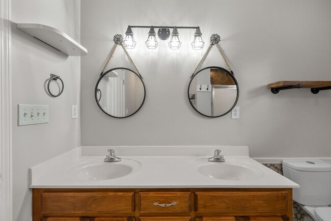 Building Photo - 1021 Glenhurst Way