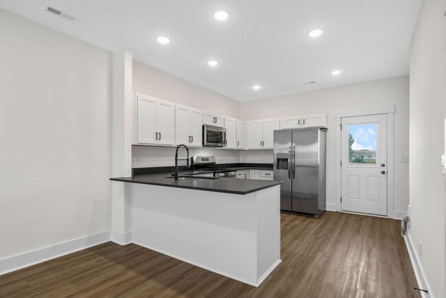 Building Photo - Pet Friendly Two Bedroom!
