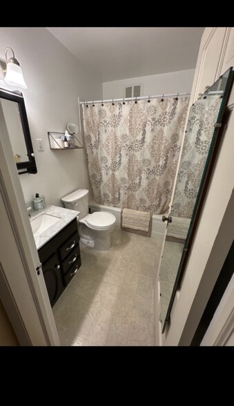 Private Bathroom with Tub - 3920 House Ave