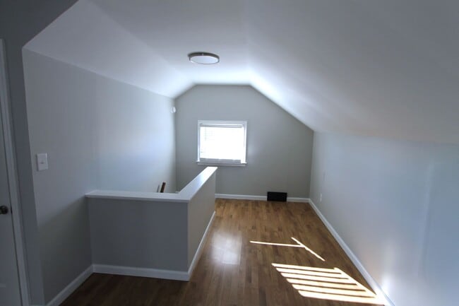 Building Photo - Spacious 3 bedroom 1.5 bathroom home with ...