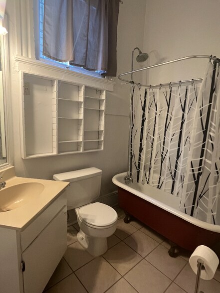 Building Photo - 4830 Chestnut St