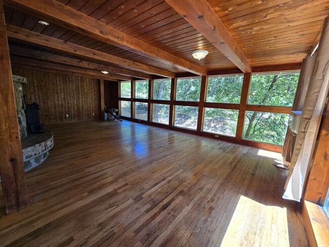 Building Photo - charming 3-bedroom, 2-bathroom home with l...