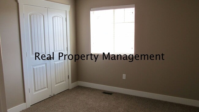 Building Photo - A Fantastic 3 bedroom, 2.5 bath Town Home ...