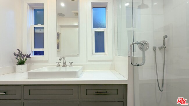 Building Photo - 1760 Nichols Canyon Rd