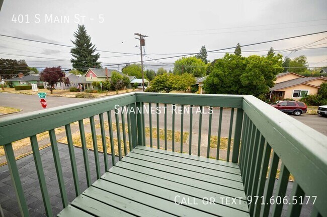 Building Photo - 401 S Main St