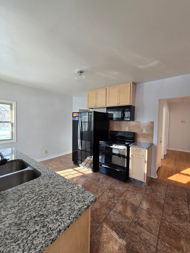 Building Photo - 1412 Lake Dr