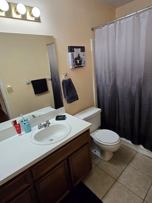 Building Photo - 2/2 Condo in the quiet community of Mile Run