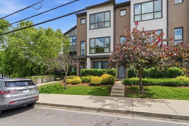 Building Photo - $500 RENT CREDIT if Leased by SEPT 1ST. Location, location, location! Modern Turnkey Townhome Ste...