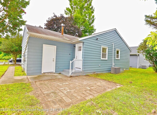 Building Photo - 57 Golden Glow Circus