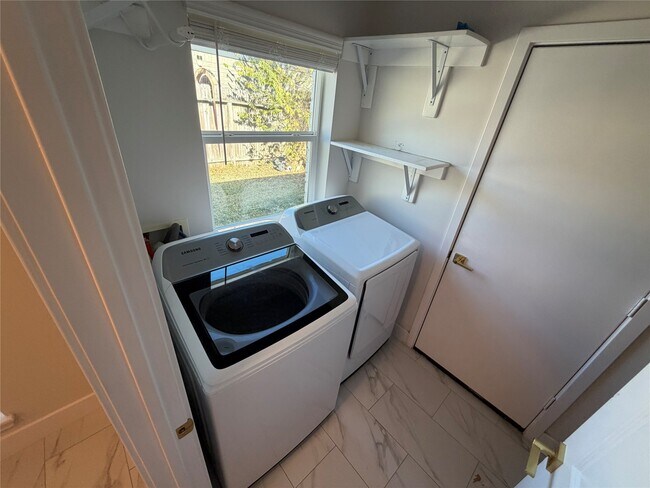 Building Photo - 2218 Round Lake Dr