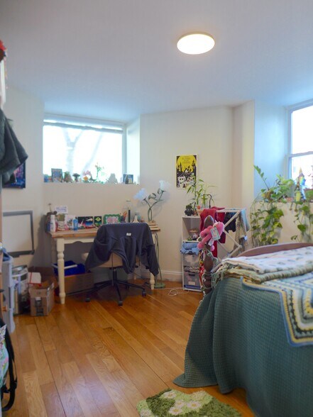 Building Photo - 828 Parker St