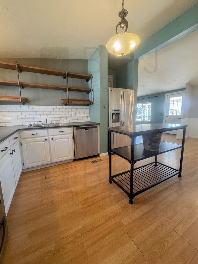 Building Photo - 4 BEDROOM / 2 BATH HOME IN SCSD1!