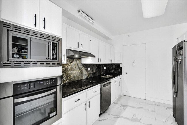 Building Photo - 5055 Collins Ave