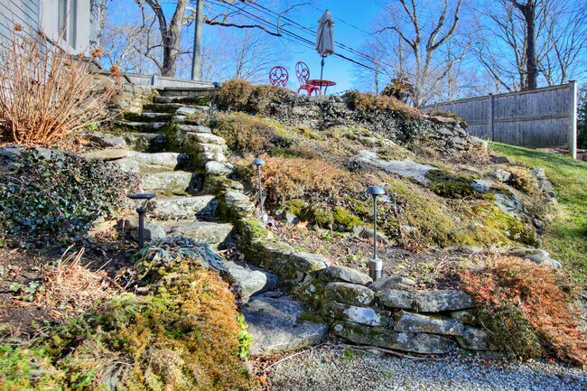 Building Photo - 562 Canoe Hill Rd