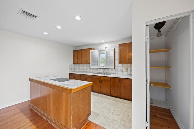 Building Photo - 1828 N Palmway