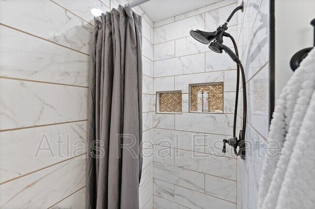 Building Photo - 12024 W Cross Dr