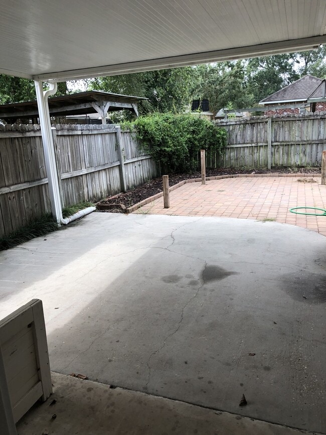 Building Photo - 3 br 2 ba house near park on Dead-end stre...