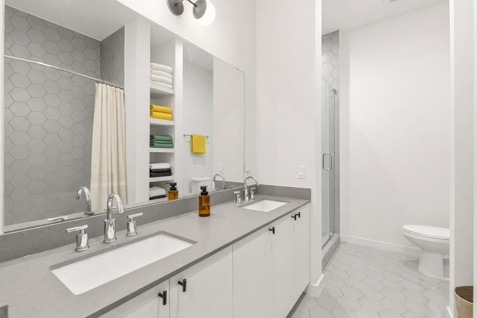 Building Photo - 800 Embassy Dr