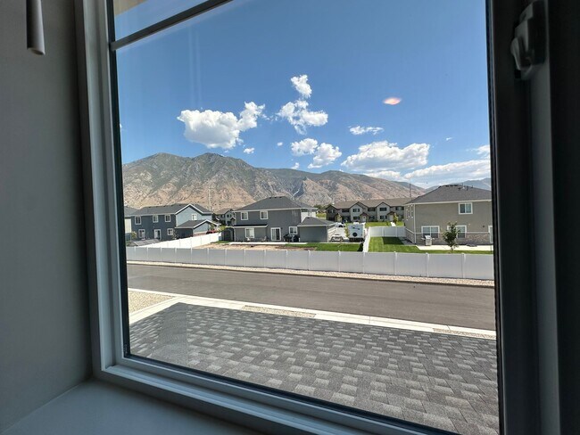 Building Photo - New Never Lived in Springville Townhome Fo...