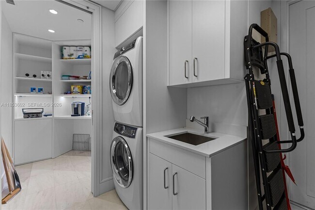 Building Photo - 17975 Collins Ave