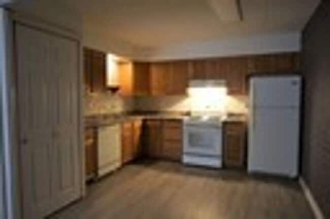 Building Photo - Newly Updated 2 bedroom 1.5 Bath Unit.