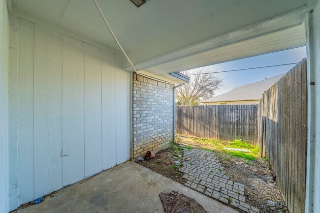 Building Photo - Sable Ln Duplex